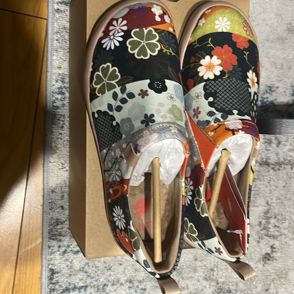 🍁👜Brand New Canvas UIN walking shoes. Fall floral accent. See photos attached. - Picture 1 of 8